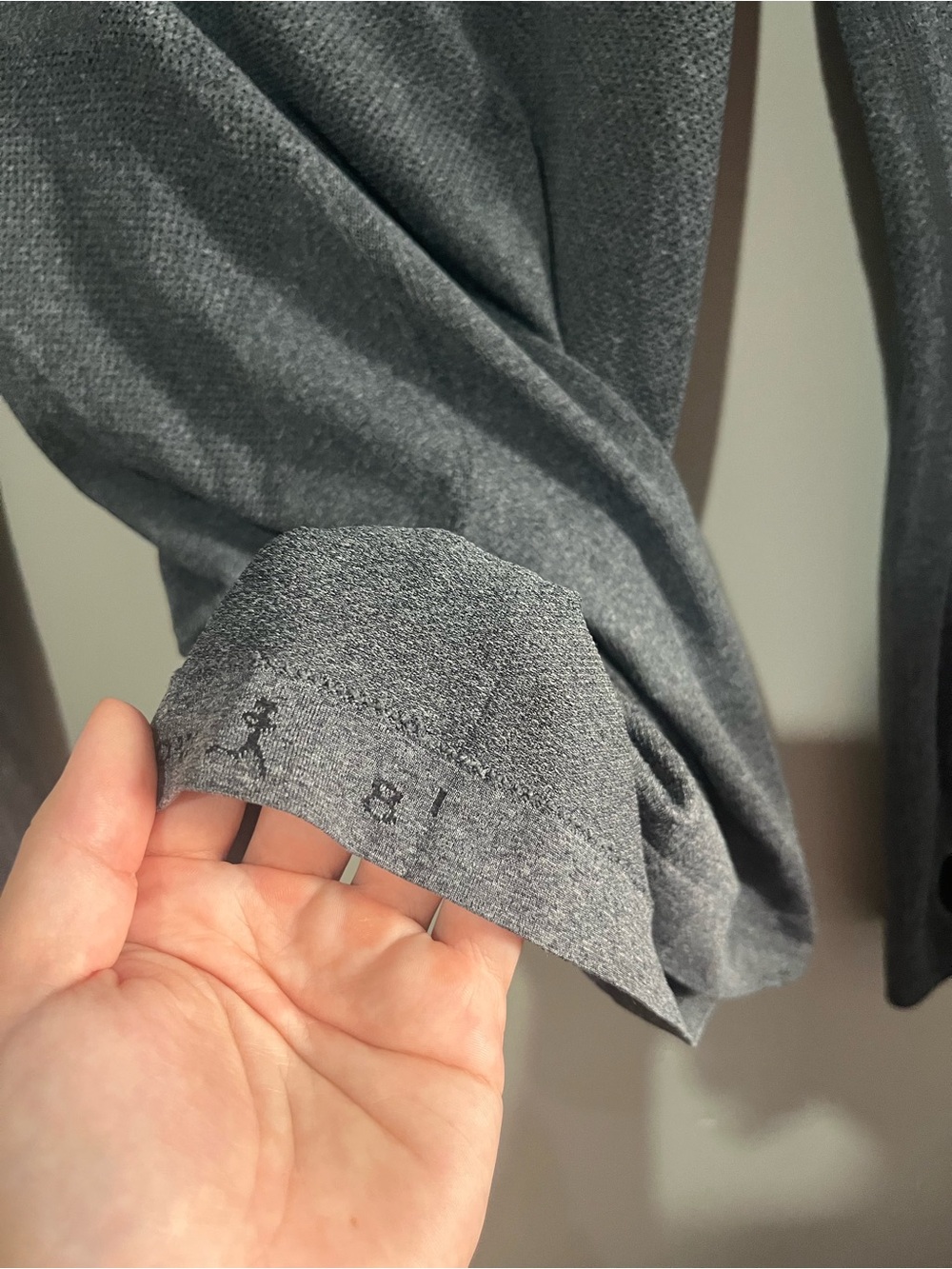 Lululemon Swiftly long sleeve size 8 grey scoop neck - Picture 6 of 8